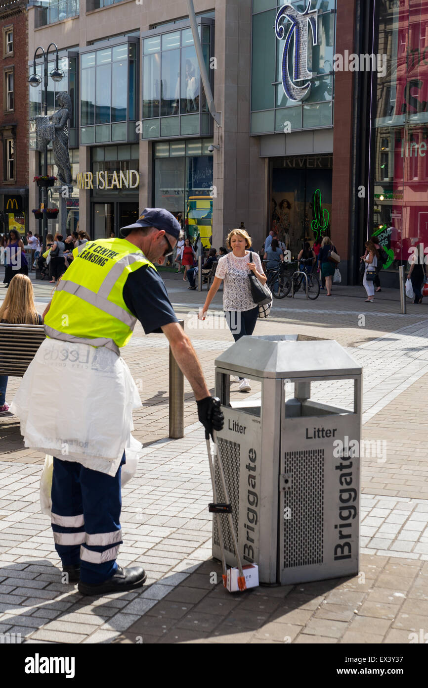 Council worker picking up rubbish hires stock photography and images Alamy
