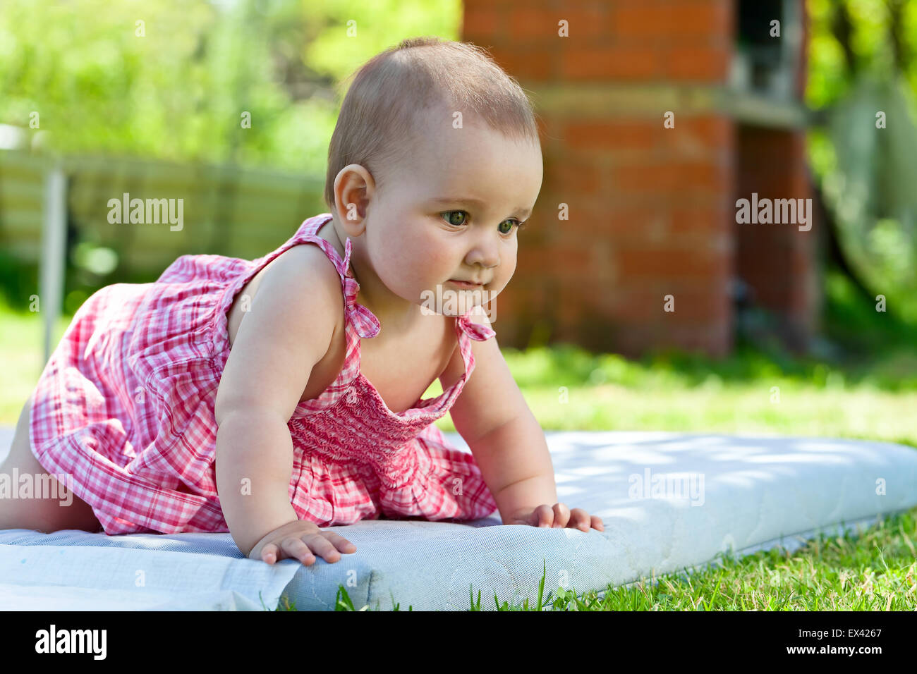 девочка 8 месяцев не сидит. девочка 8 месяцев не сидит. девочка 8 месяцев не сидит. ребёнок не сидит в 8 месяцев причины. необычные штаны для ползания.