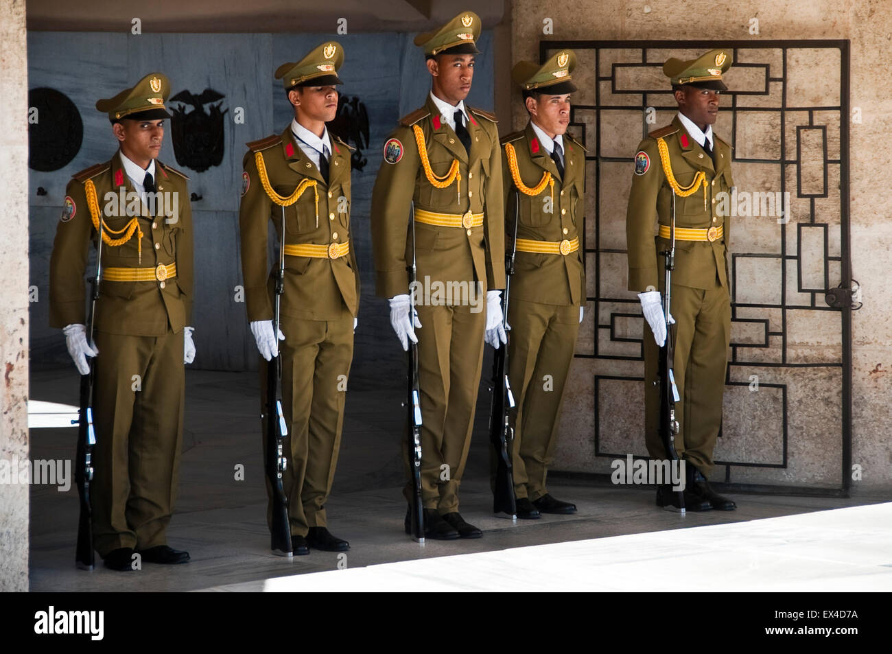 Honor guards stand in attention hi-res stock photography and images - Alamy