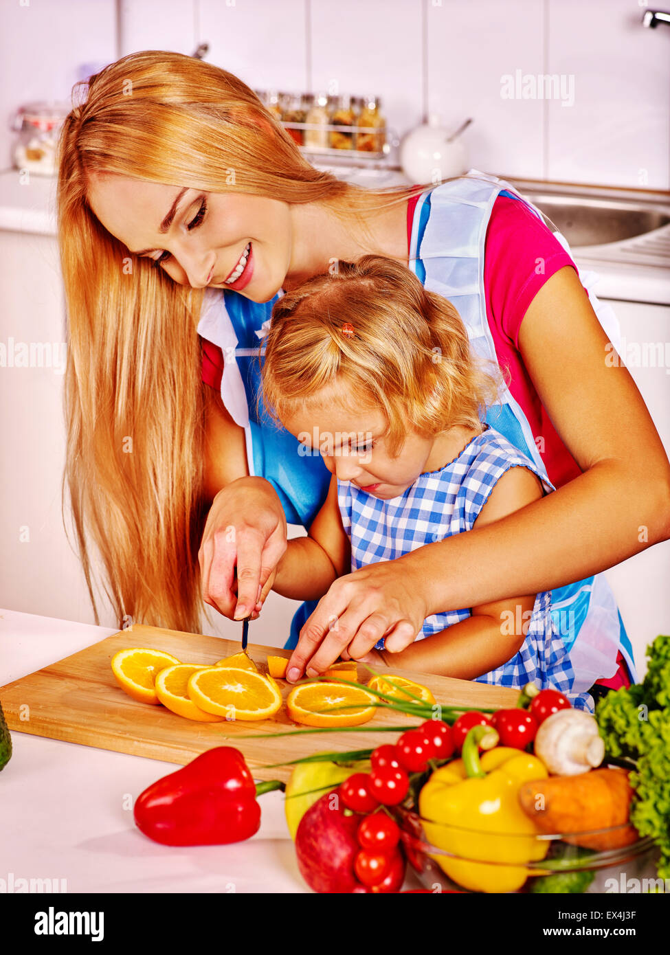 Слушать еда мама. Совместная готовка с детьми. Мама еда. Фотосессия мама и дети на кухне. Мама с дочкой готовят.
