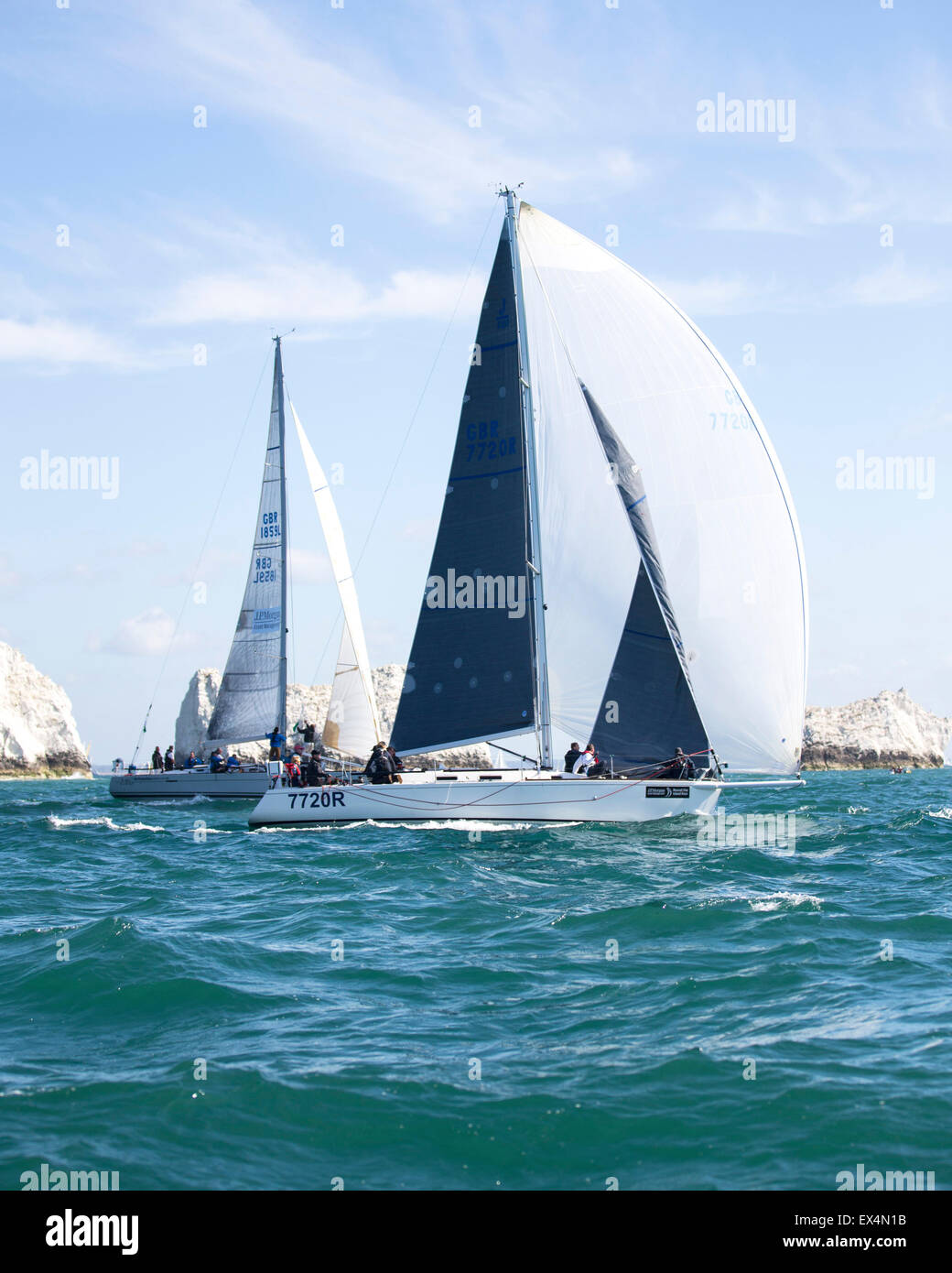 J/120 7720R Assarian and Beneteau First 40 1859L JPMAM Tarka II hoist spinnakers after rounding The Needles during the 2015 Roun Stock Photo