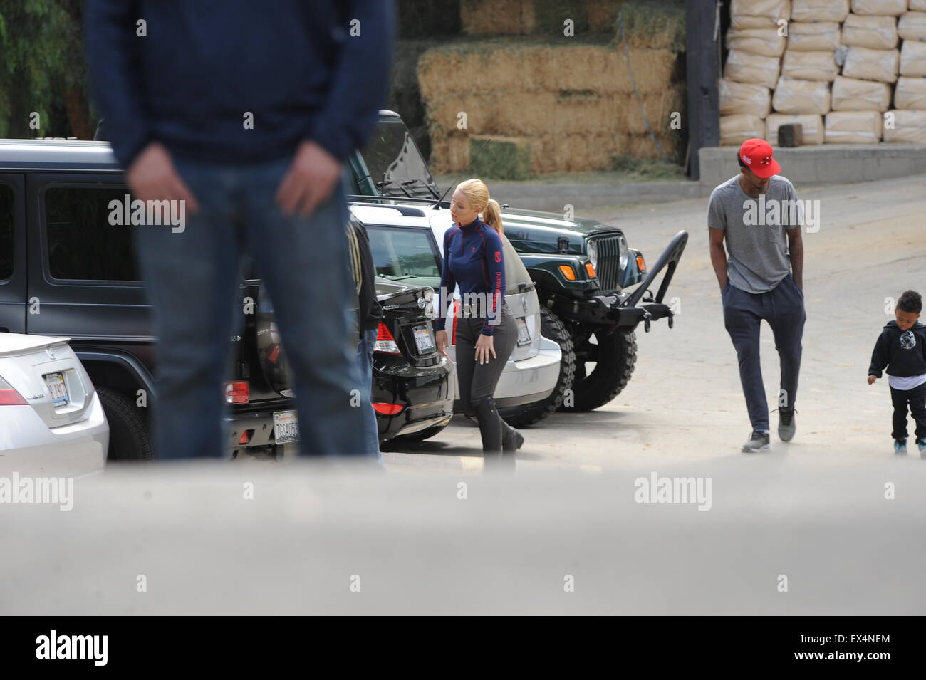 Iggy Azalea horse back riding in Calabasas while boyfriend Nick Young watches with his son. The singer was learning a bit of tricks from the care taker while she rides.  Featuring: Iggy Azalea, Nick Young Where: Calabasas, California, United States When: 05 May 2015 C Stock Photo