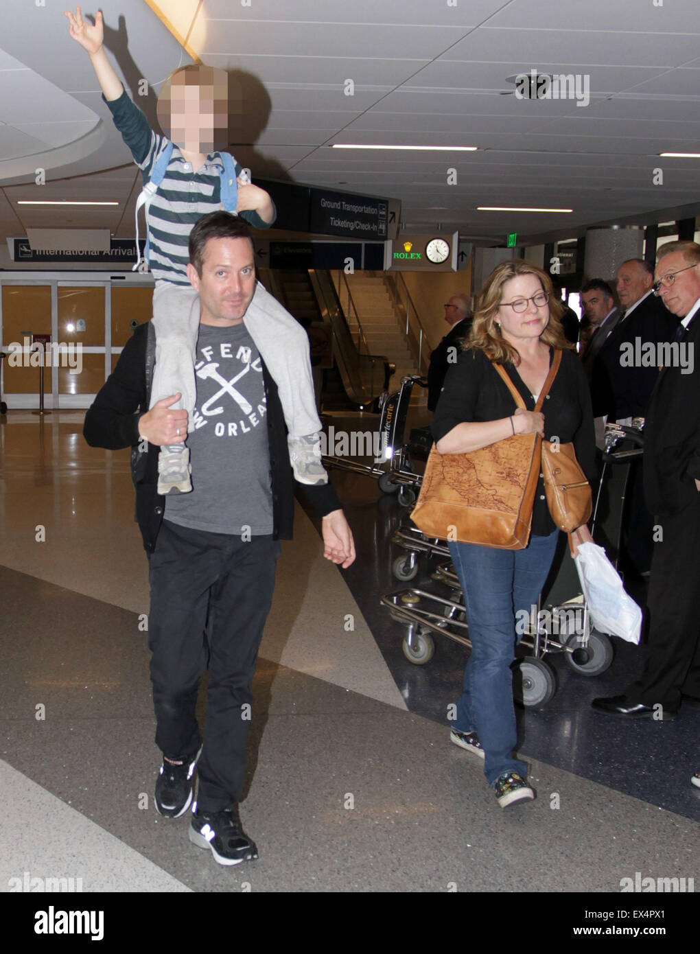 Thomas Lennon soon to be seen in an updated series of The Odd Couple, arrives at Los Angeles International Airport (LAX) with his family  Featuring: Thomas Lennon, Jenny Robertson, Oliver Lennon Where:  Los Angeles, California, United States When: 05 May 2015 C Stock Photo