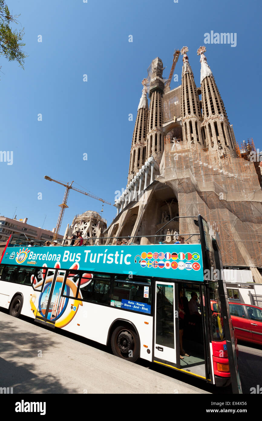 Spain tourism; A Barcelona Bus Turistic tourist tour bus at the Sagrada  Familia cathedral, Barcelona, Spain Europe Stock Photo - Alamy