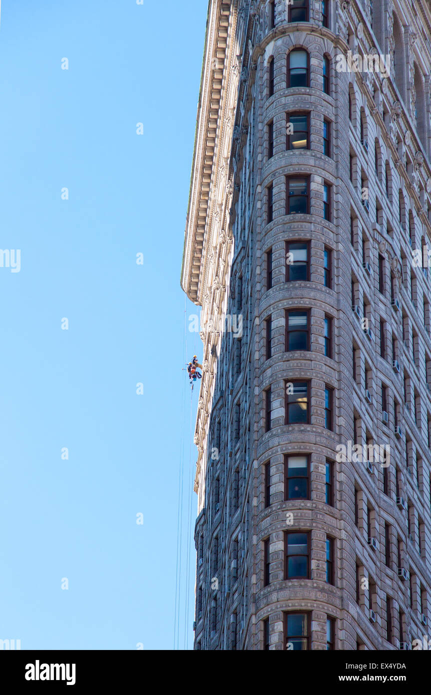 Professional window cleaner at Flatiron Building in New York City Stock Photo