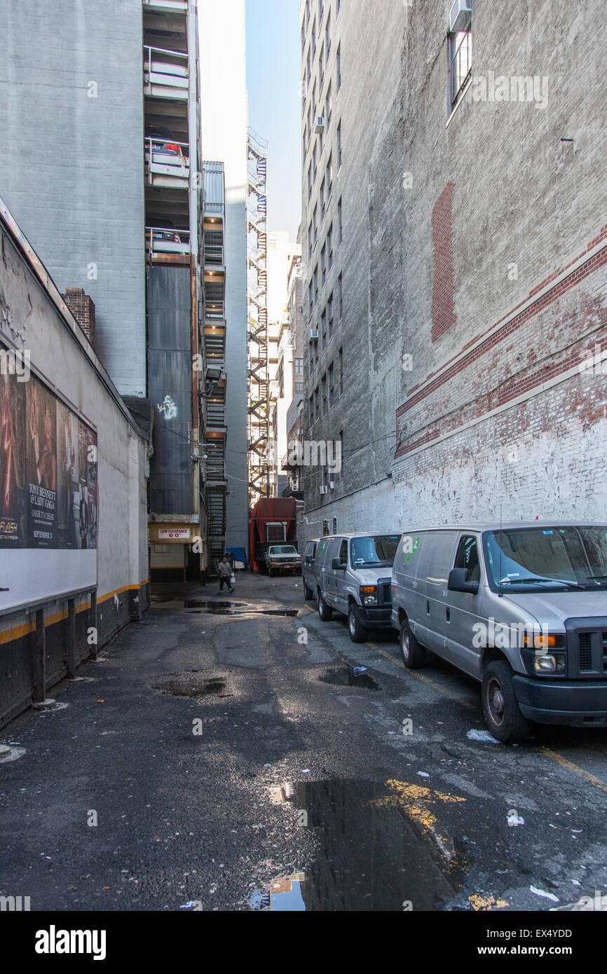 dirty-back-alley-in-manhattan-new-york-city-EX4YDD.jpg