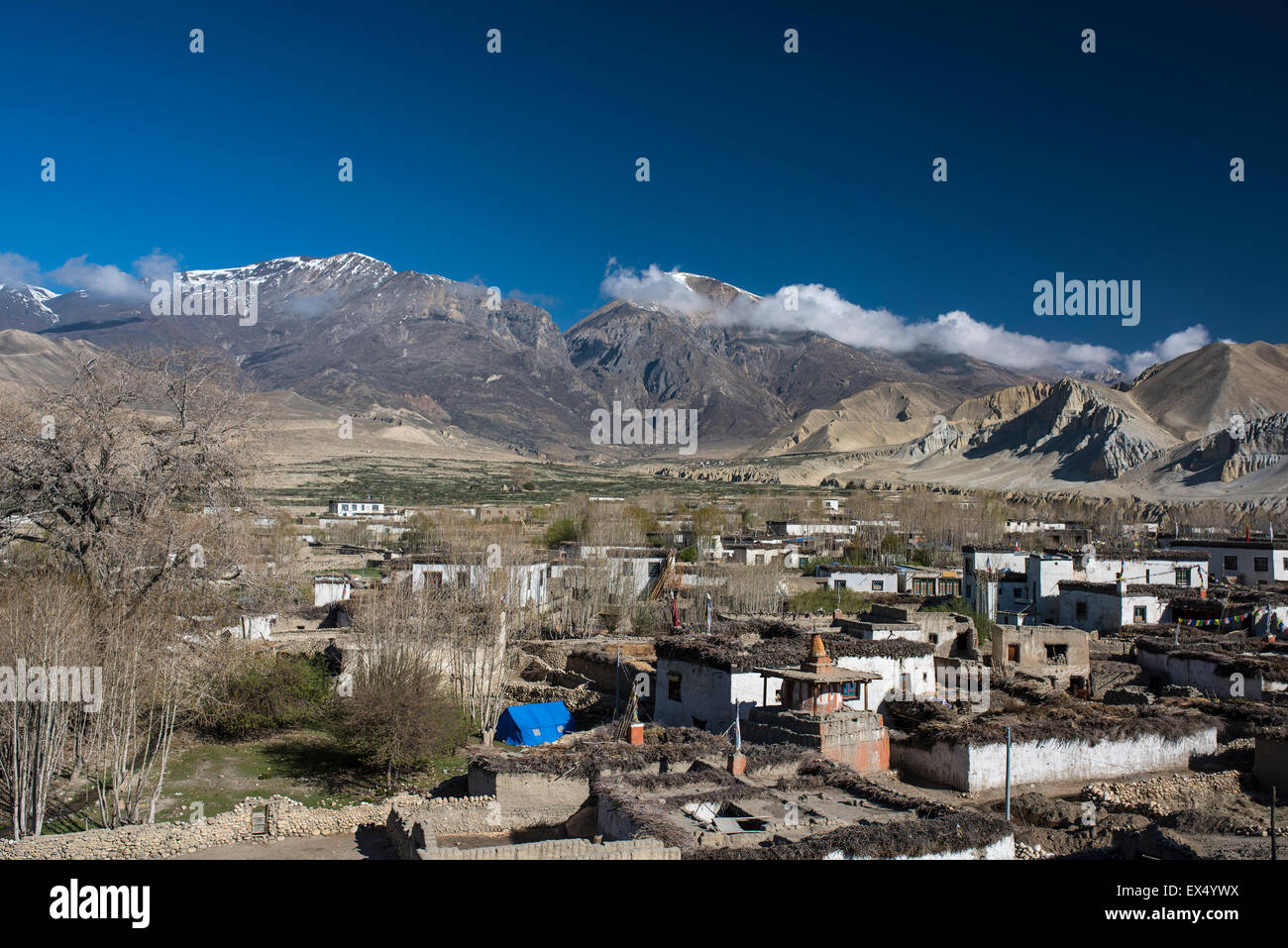 Traditional houses and Buddhist stupa in the village of Tsarang in front of mountain landscape, former Kingdom of Mustang, Nepal Stock Photo
