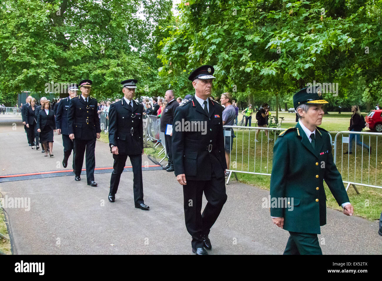 Hyde Park, London, July7th 2015. The Mayor of London Boris Johnson and other senior political figures, the Commissioners for transport and policing in the capital, as well as senior representatives of the emergency services lay wreaths at the 7/7 memorial in Hyde Park. Credit:  Paul Davey/Alamy Live News Stock Photo