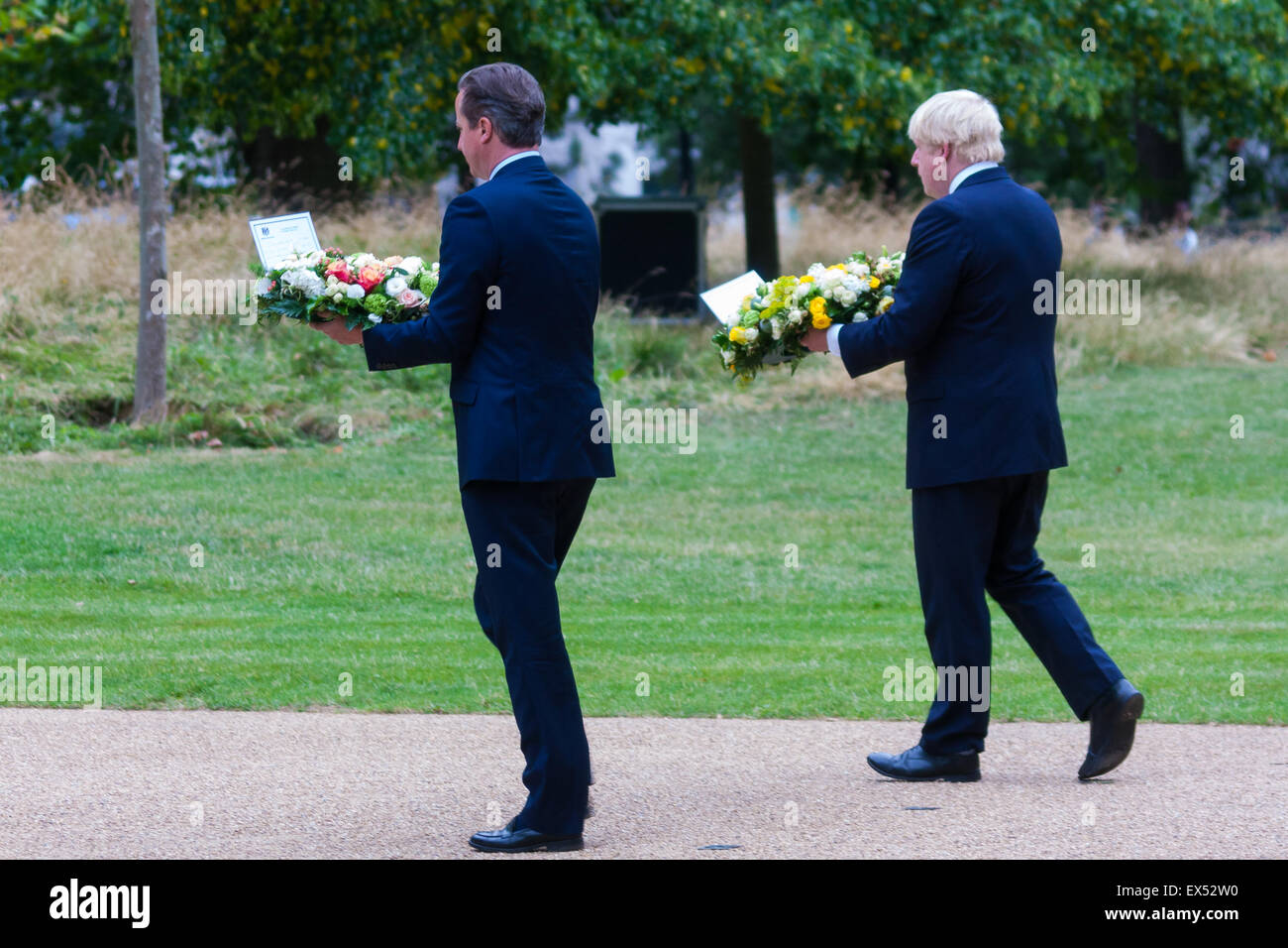 Hyde Park, London, July7th 2015. The Mayor of London Boris Johnson and other senior political figures, the Commissioners for transport and policing in the capital, as well as senior representatives of the emergency services lay wreaths at the 7/7 memorial in Hyde Park. PICTURED: Prime Minister David Cameron and Mayor of London Boris Johnson prepare to lay their wreaths. Credit:  Paul Davey/Alamy Live News Stock Photo