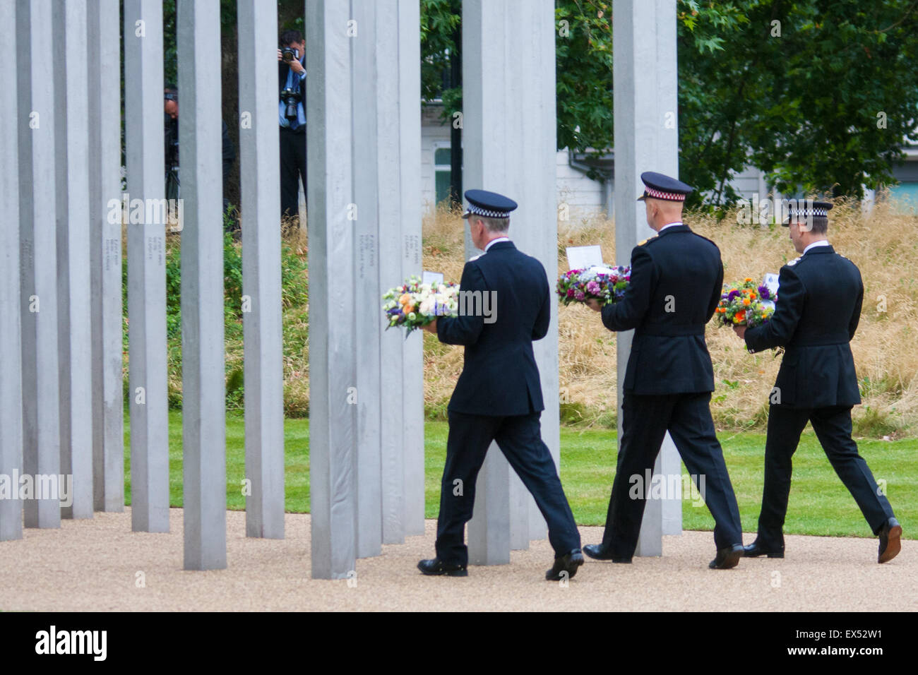 Hyde Park, London, July7th 2015. The Mayor of London Boris Johnson and other senior political figures, the Commissioners for transport and policing in the capital, as well as senior representatives of the emergency services lay wreaths at the 7/7 memorial in Hyde Park. PICTURED: Police Commissioners prepare to lay their wreaths. Credit:  Paul Davey/Alamy Live News Stock Photo