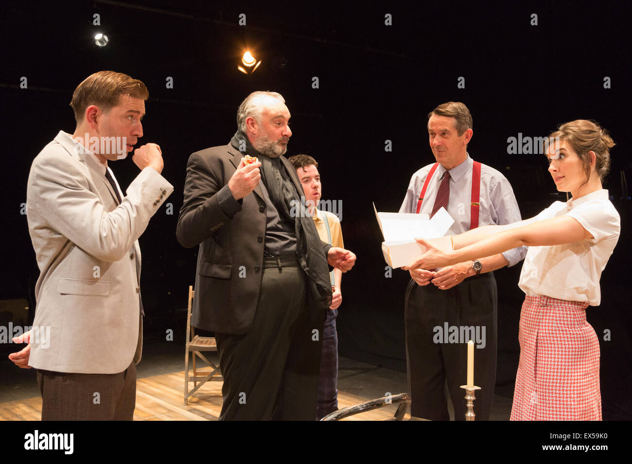 L-R: Edward Bennet as Kenneth Tynan, John Hodgkinson as Orson Welles, Ciaran O'Brien as Sean, Adrian Lukis as Laurence Olivier and Louise Ford as Joan Plowright. Photocall for the European Premiere of Orson's Shadow by Austin Pendleton at the Southwark Playhouse. The comedy, based on true events as Orson Wells and Laurence Olivier work together for the first time, runs from 1 to 25 July 2015. Stock Photo