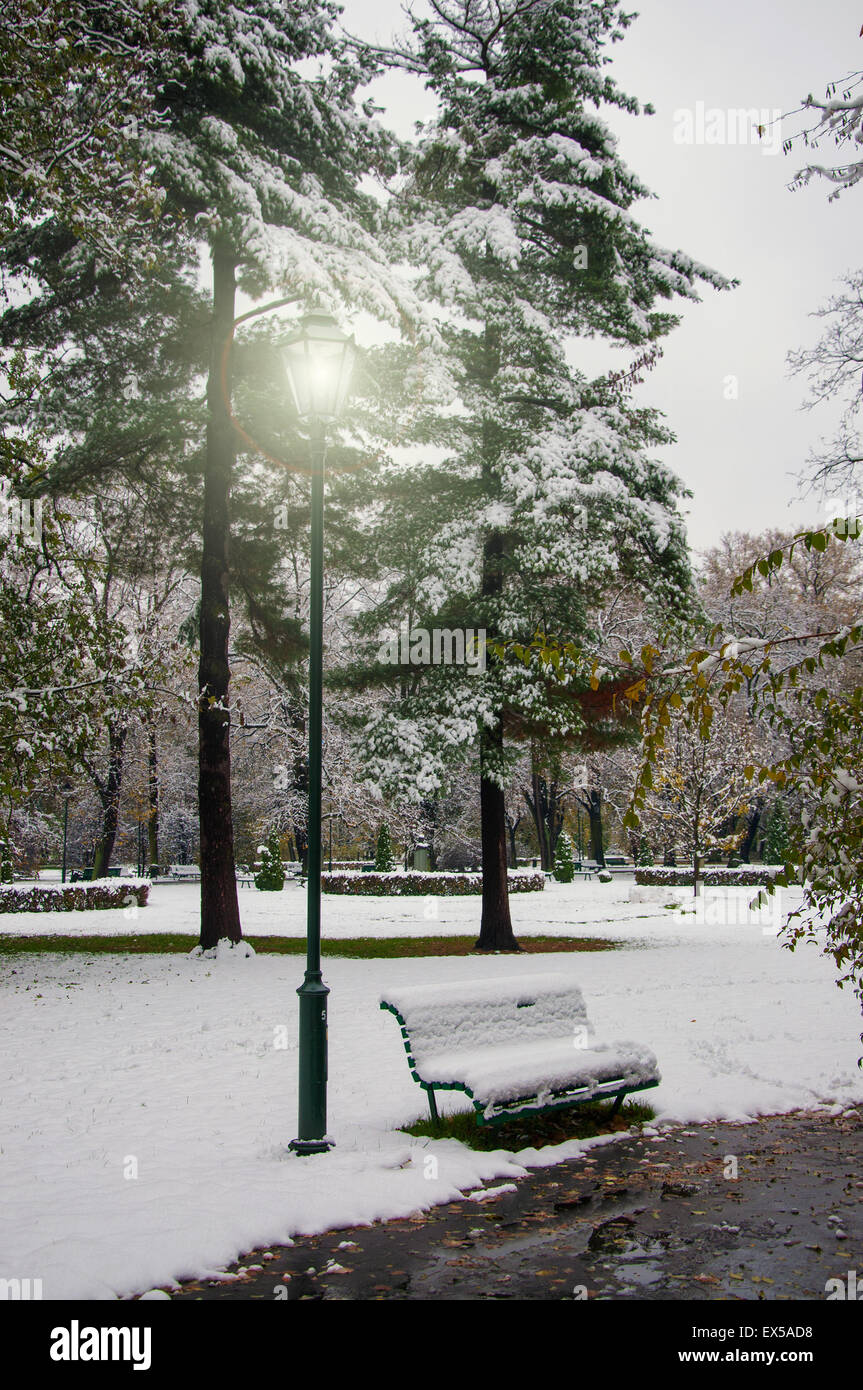 Lamp and park bench hi-res stock photography and images - Alamy