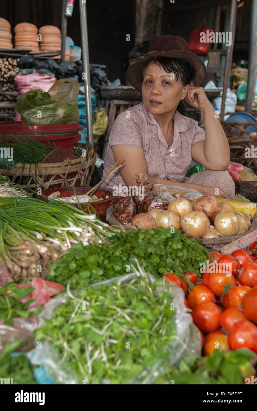 DA NANG/VIETNAM - 15TH MARCH 2007 - Women sell vegetables in a market in downtown Da Nang Stock Photo