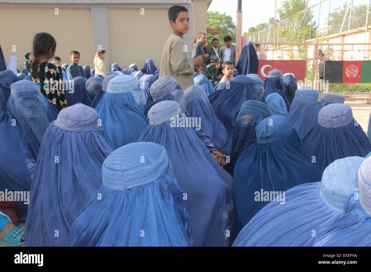 Jawzjan, Afghanistan. 7th July, 2015. Afghan women wait to receive food donated by Turkish government during the holy month of Ramadan in Jawzjan province, northern Afghanistan, July 7, 2015. © Arui/Xinhua/Alamy Live News Stock Photo