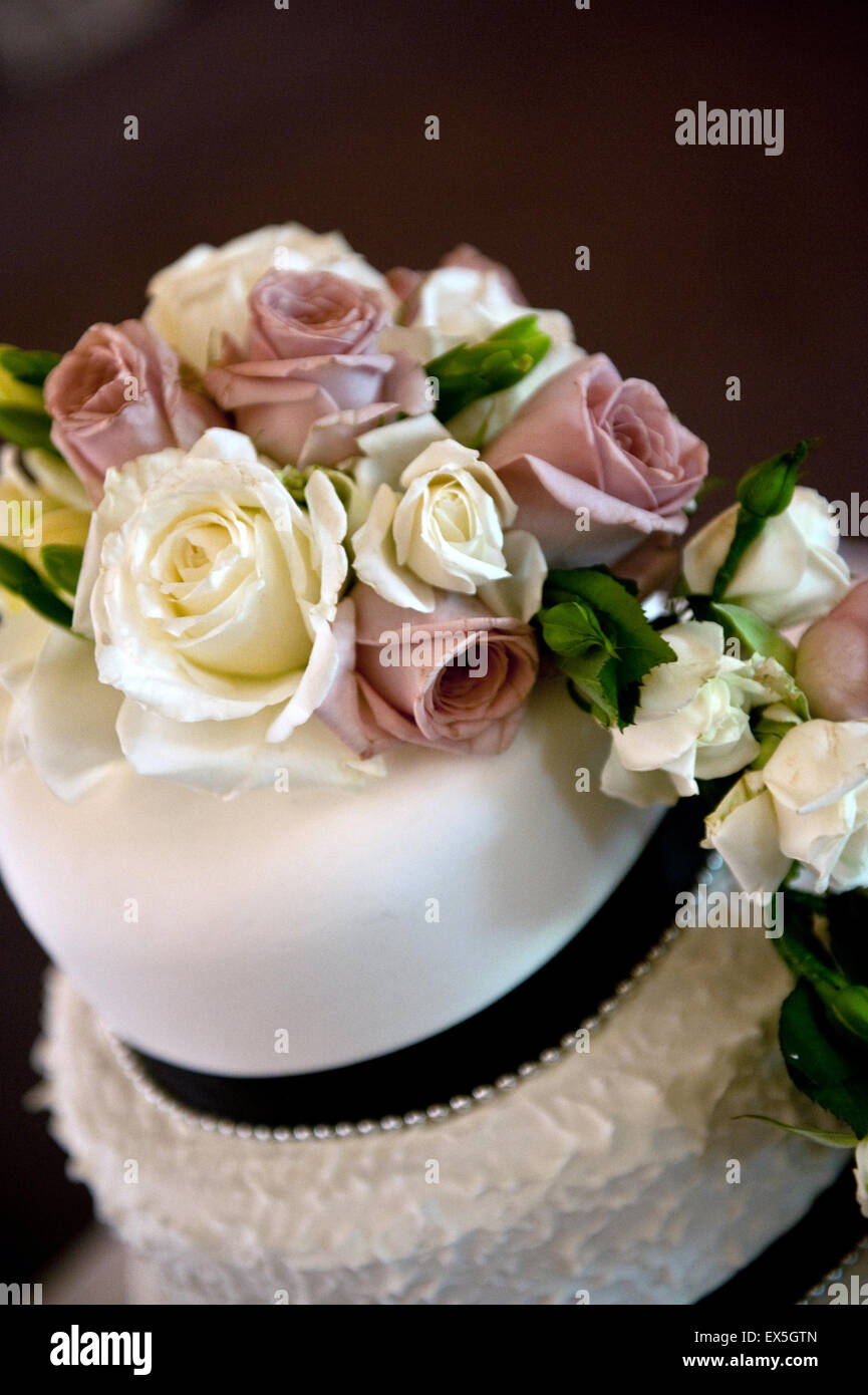 A wedding cake with flowers hi-res stock photography and images - Alamy