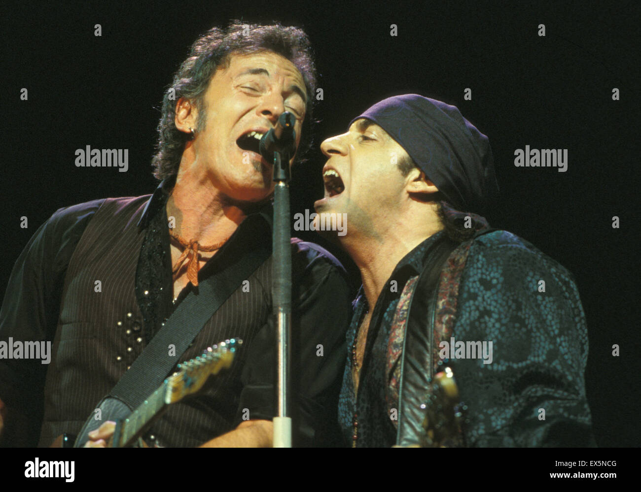 BRUCE SPRINGSTEEN  AND THE E STREET BAND US rock musician at the Dodger Stadium, Los Angeles 17 August 2003. Photo Jeffrey Mayer Stock Photo