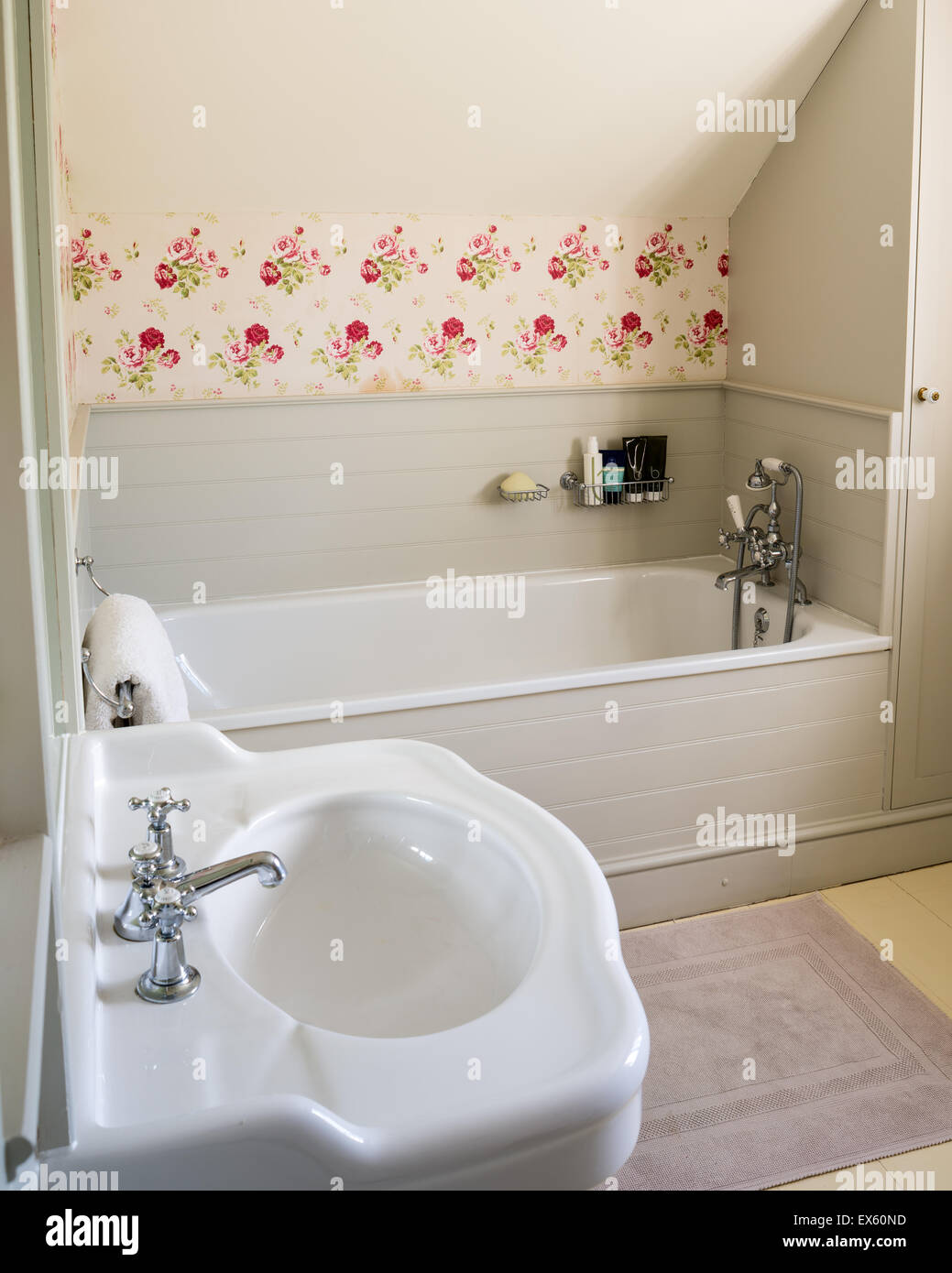 Cath Kidston wallpaper in simple cottage bathroom Stock Photo - Alamy Cath Kidston wallpaper in simple cottage bathroom Stock Photo - Alamy