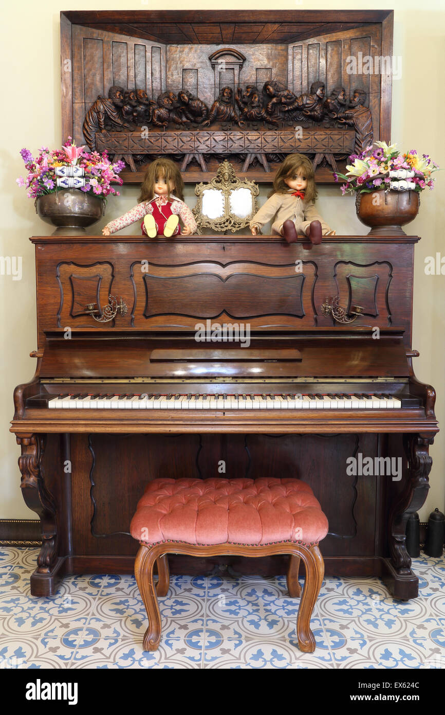 Old classic wood piano vintage hi-res stock photography and images - Alamy