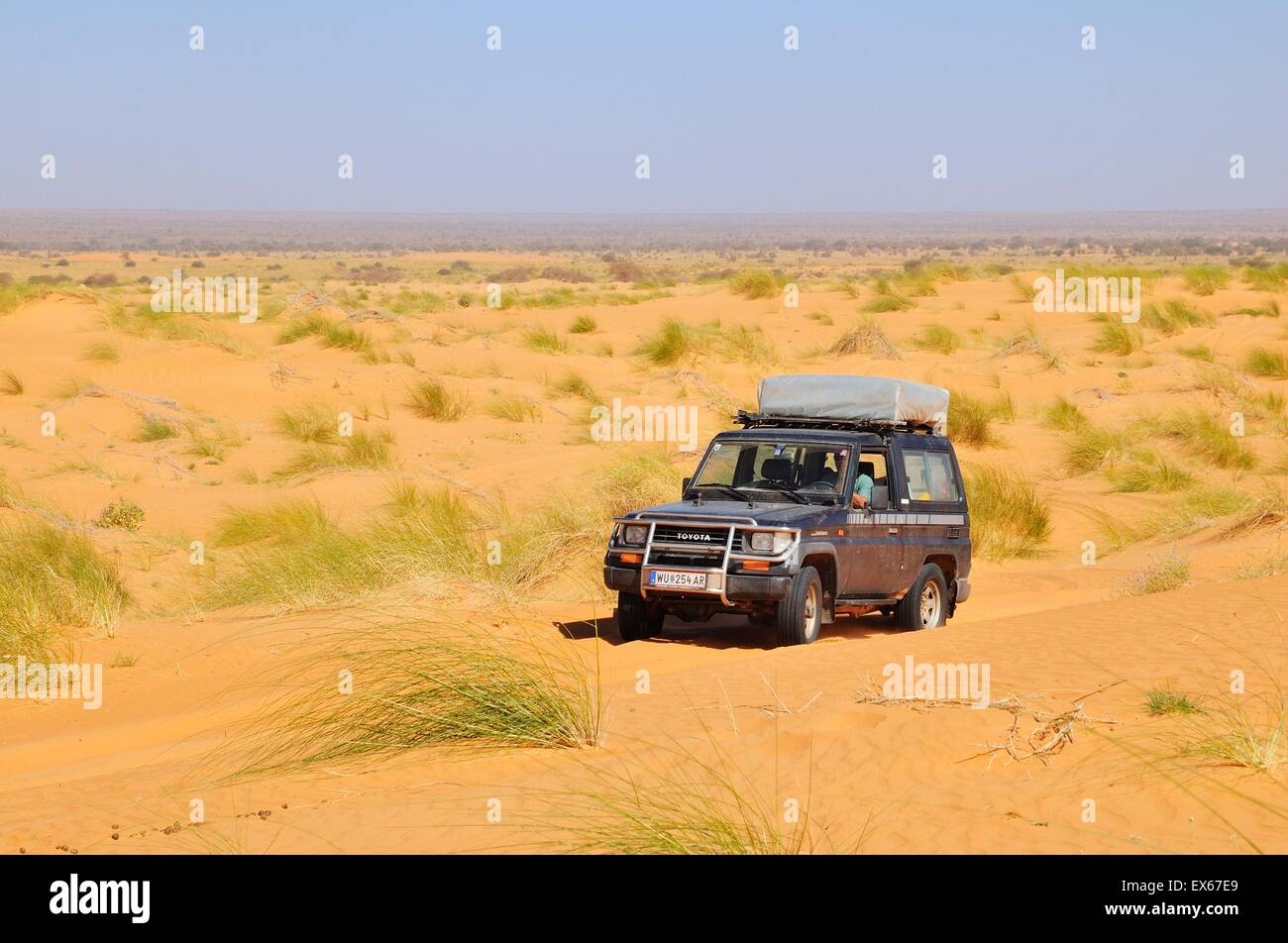 SUV with roof tent on the road in the desert, route from Atar to Tidjikja, Adrar region, Mauritania Stock Photo