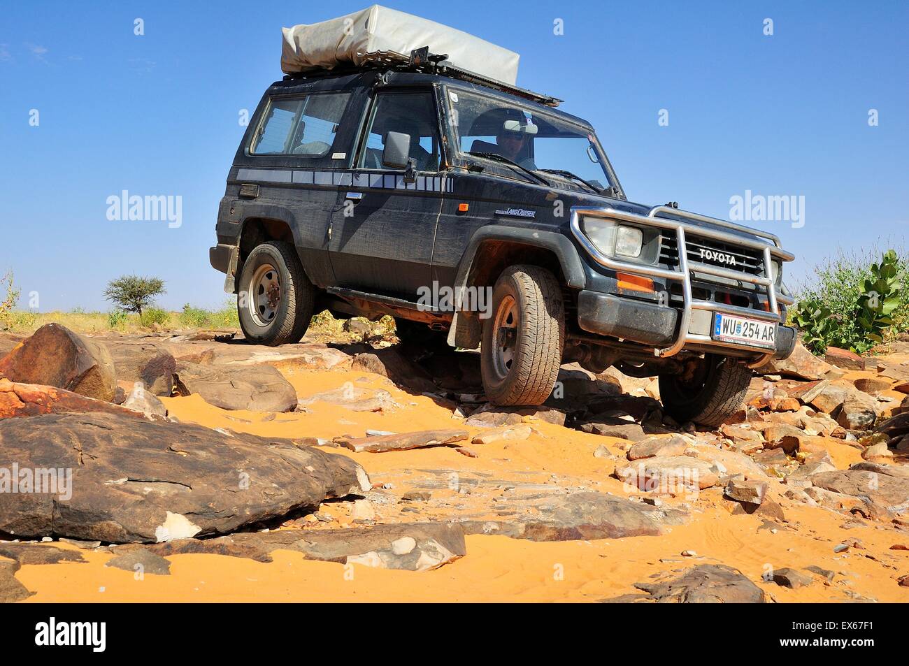 SUV with roof tent on rocky track, route from Atar to Tidjikja, Adrar region, Mauritania Stock Photo
