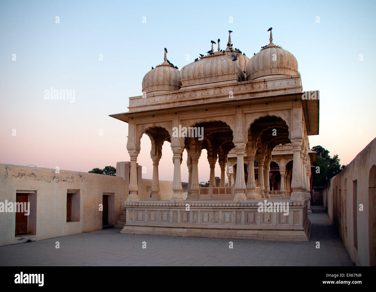 Cenotaph of the royal family Devi Kund Sagar, Bikaner, Rajasthan, India Stock Photo Alamy