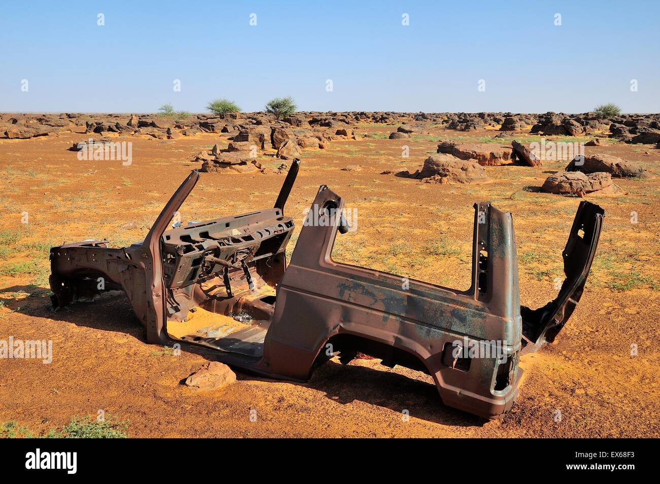 Wreck of an SUV in the desert, route from Atar to Tidjikja, Adrar region, Mauritania Stock Photo