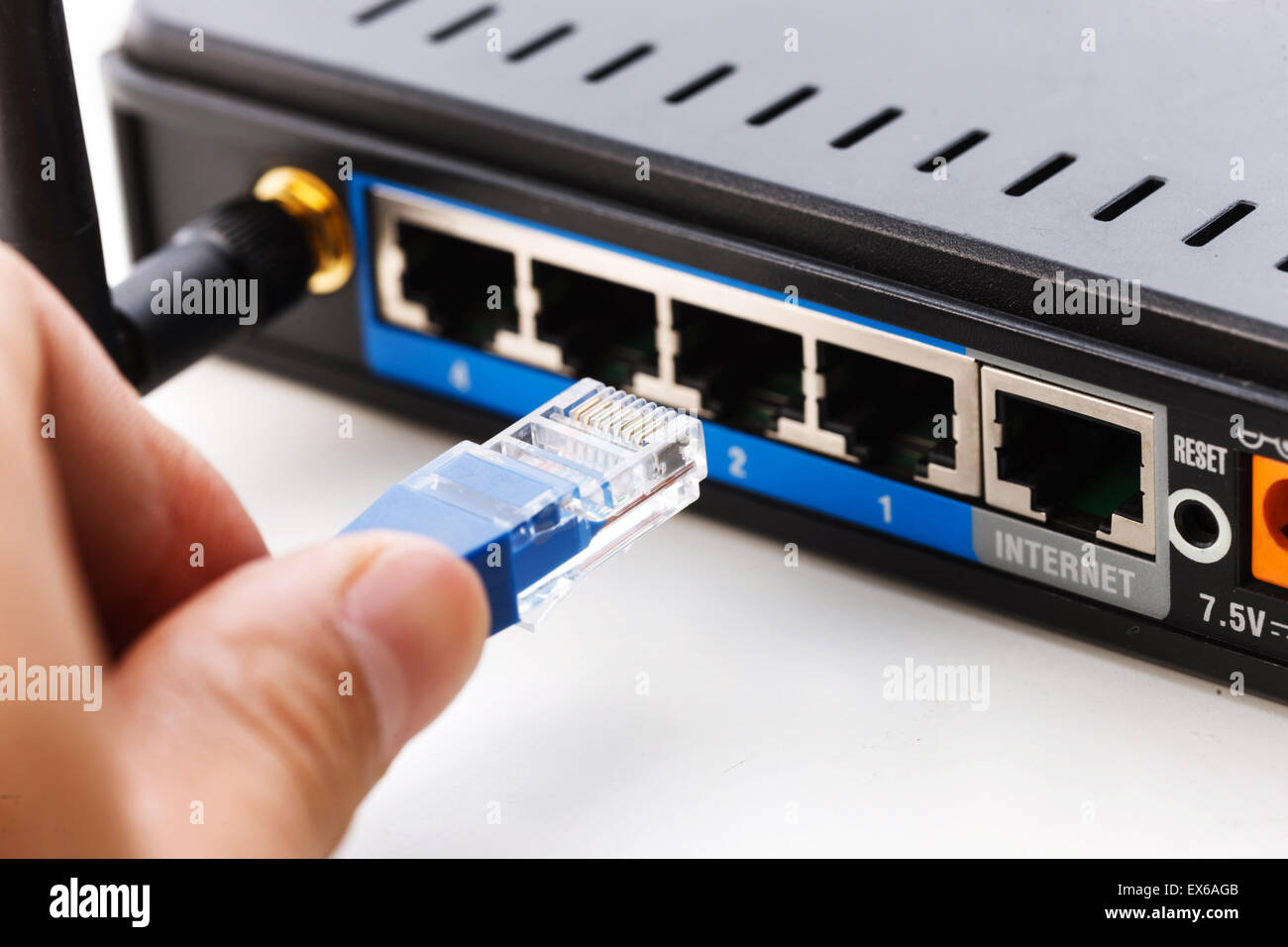 Кабель для вай фай роутера. Беспроводные компьютерные сети. Падает интернет через роутер. Тенда как правильно подключить фото. Устройства для выхода в интернет.