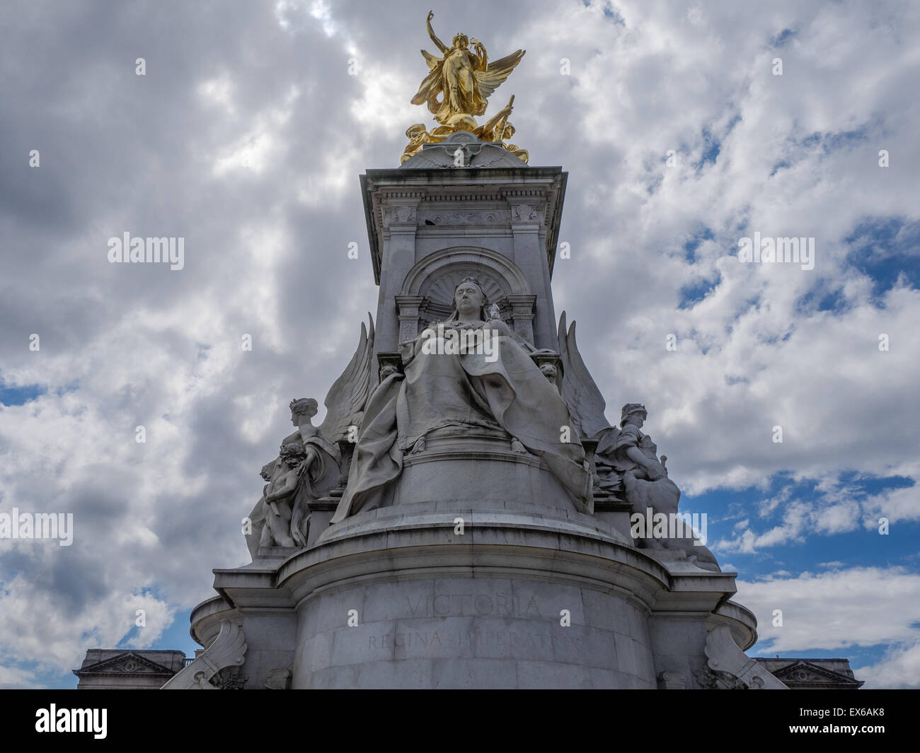 Statue in front of buckingham palace hires stock photography and