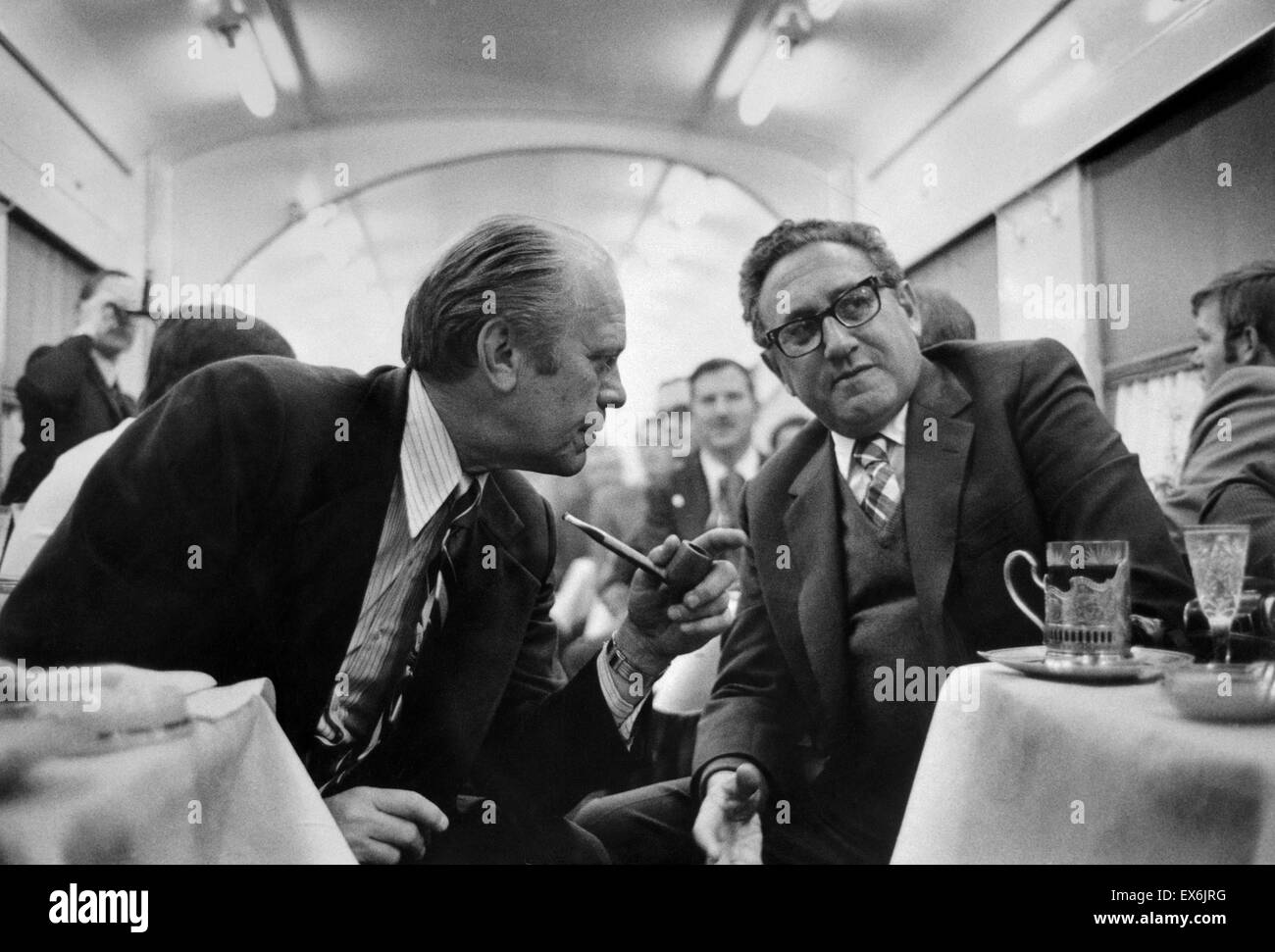 US President Gerald Ford confers with secretary of State Henry Kissinger 1974 Stock Photo