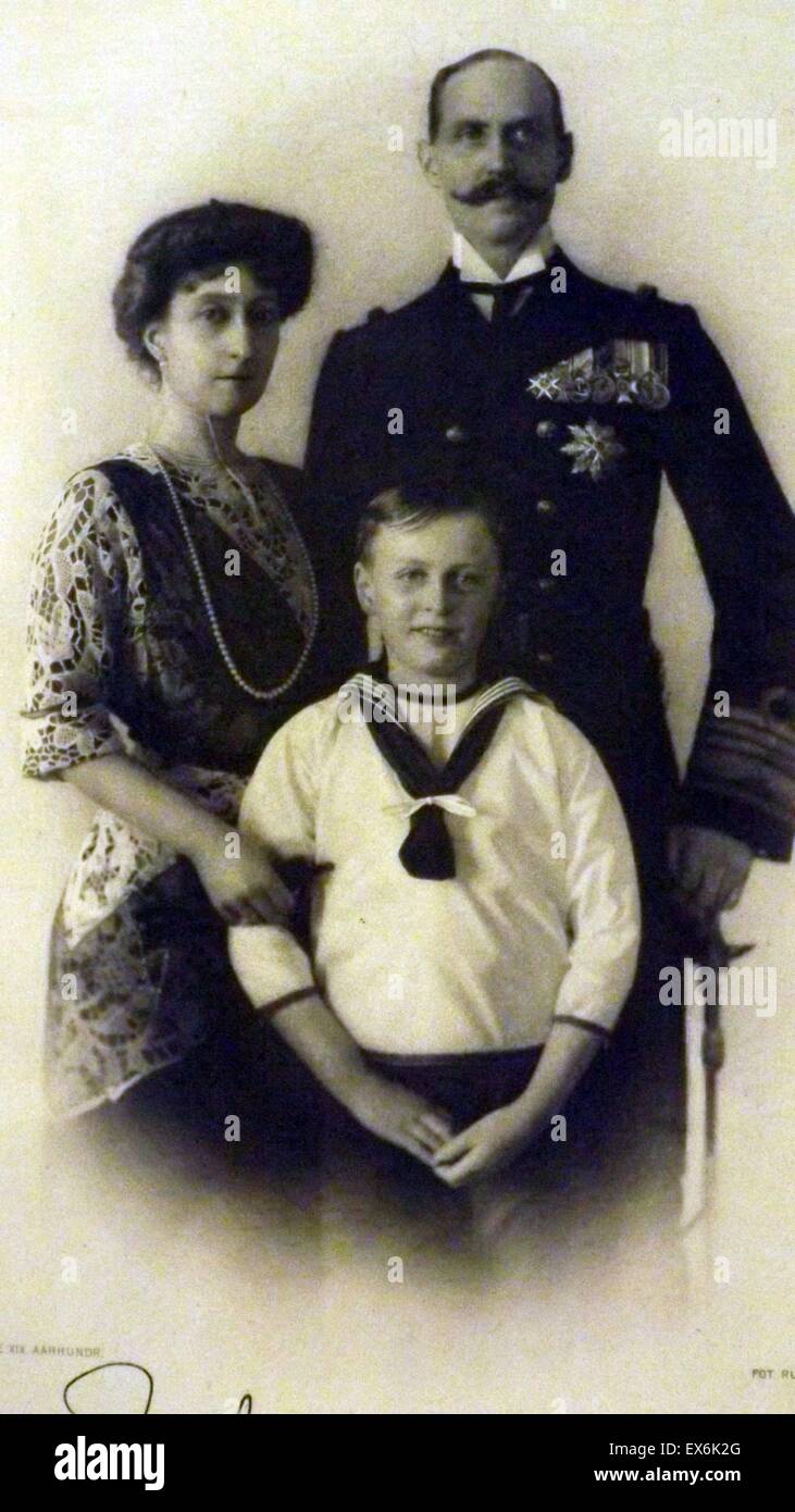 King Haakon and Queen Maud of Norway with their son Olav later King Olav 1913 Stock Photo