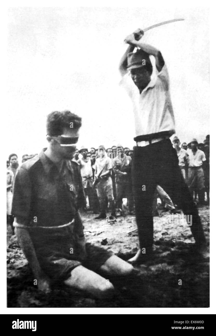 Prisoner of war Sergeant Leonard Sifflett about to be beheaded with a sword by Japanese captor Yasuno Chikaot 1943 Stock Photo