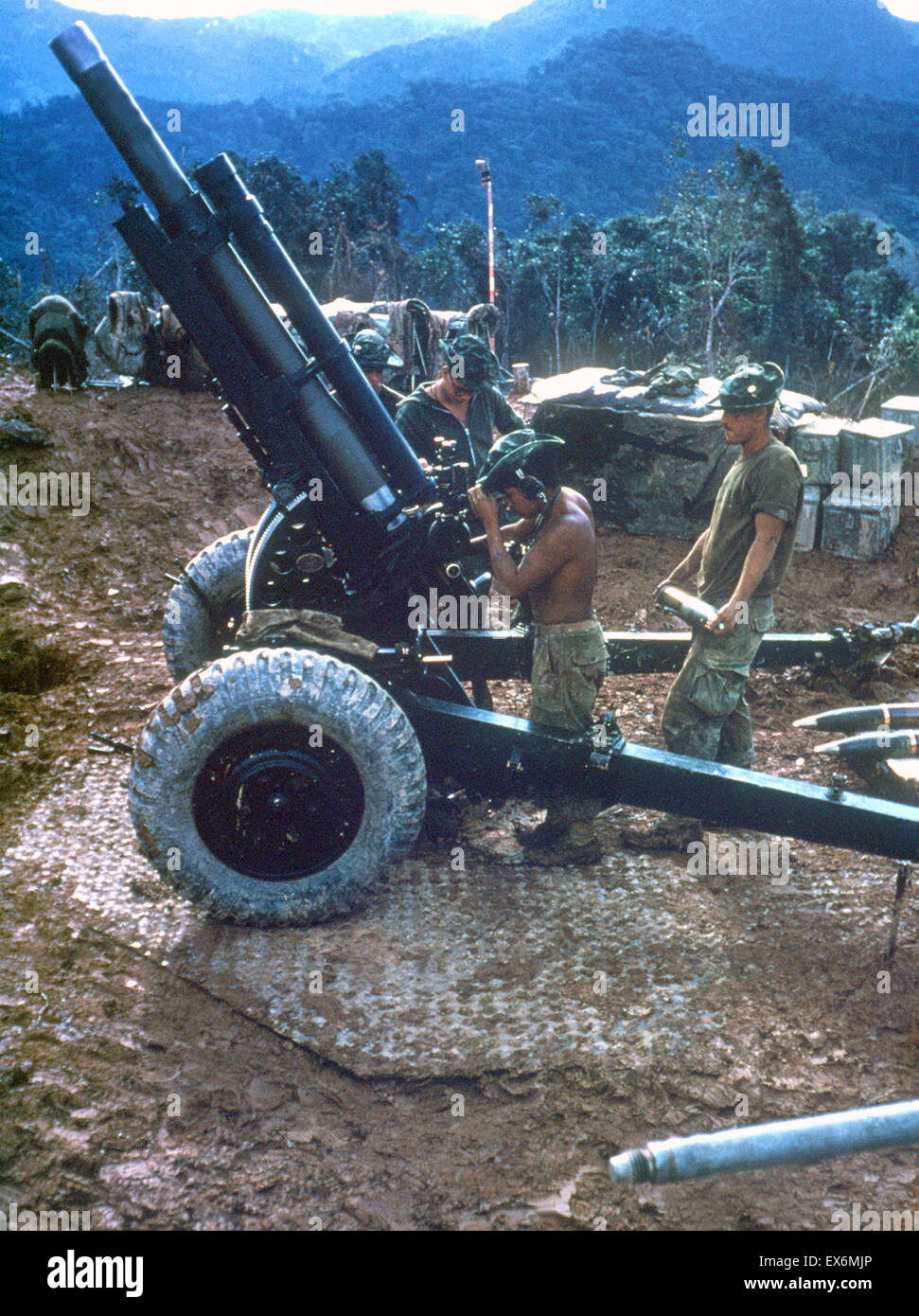 Vietnam War: US artillery gunners in position 1968 Stock Photo