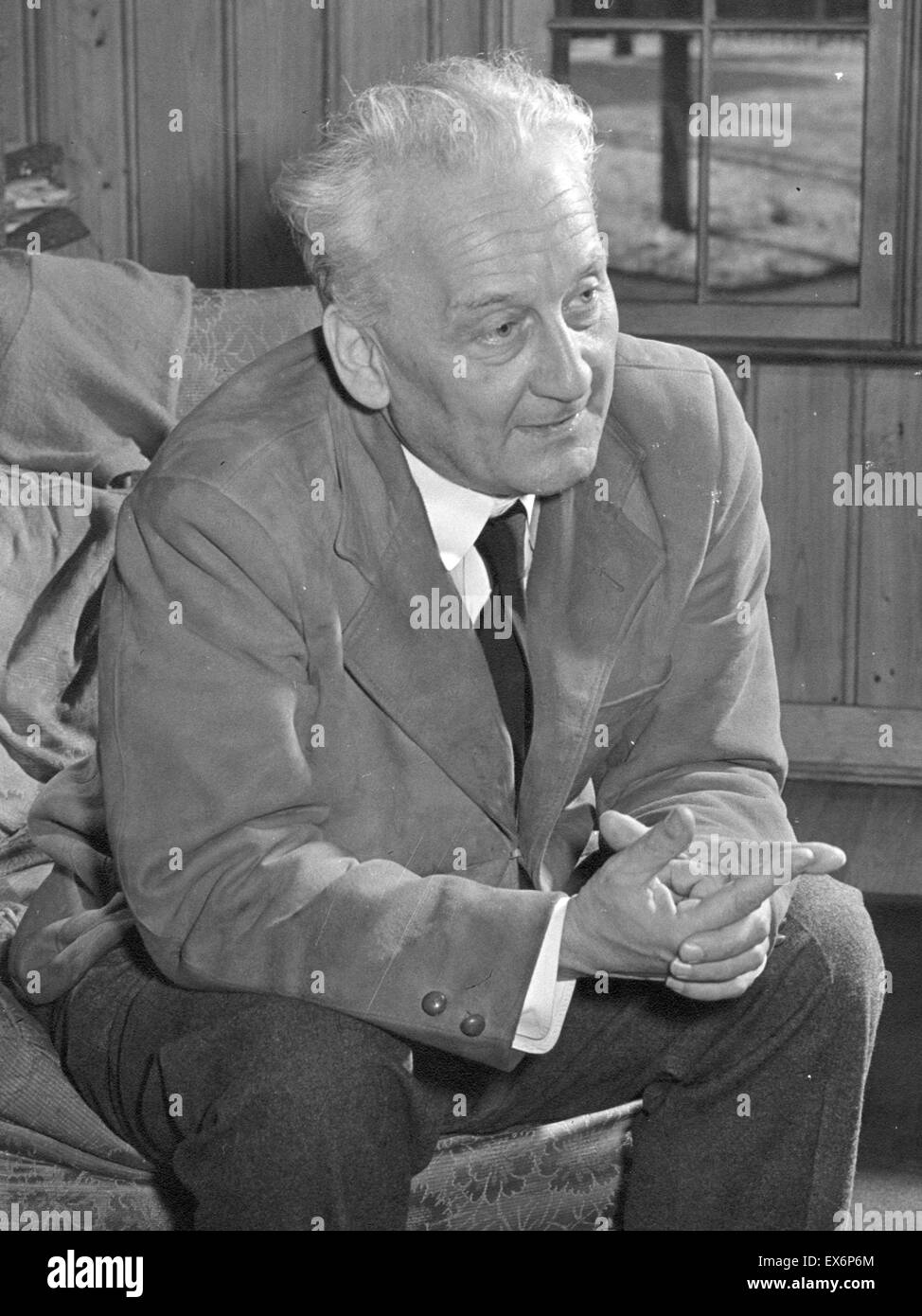 Albert Imre Szent-Gyorgyi (1893-1986), a Hungarian-born biochemist, was the first to isolate vitamin C. His discoveries revolutionized the field of muscle research 1948 Stock Photo