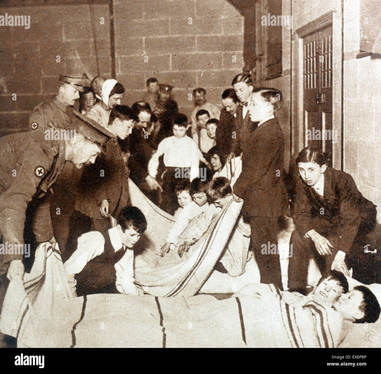 Survivors Of The Silvertown Explosion In West Ham Essex In Greater Stock Photo Alamy