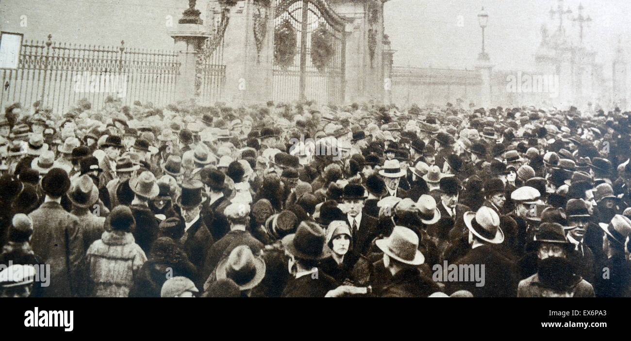Crowds gather outside Buckingham Palace in London, to hear news about the illness of King George V in 1928 Stock Photo
