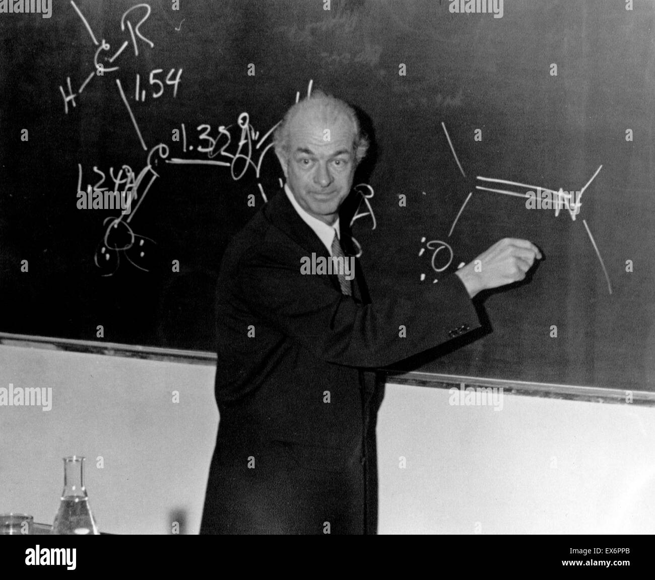 Linus Pauling lecturing on the structure of proteins 1957. Linus Pauling (1901-1994) American chemist. won the 1954 and 1962 Nobel Prize in Chemistry Stock Photo