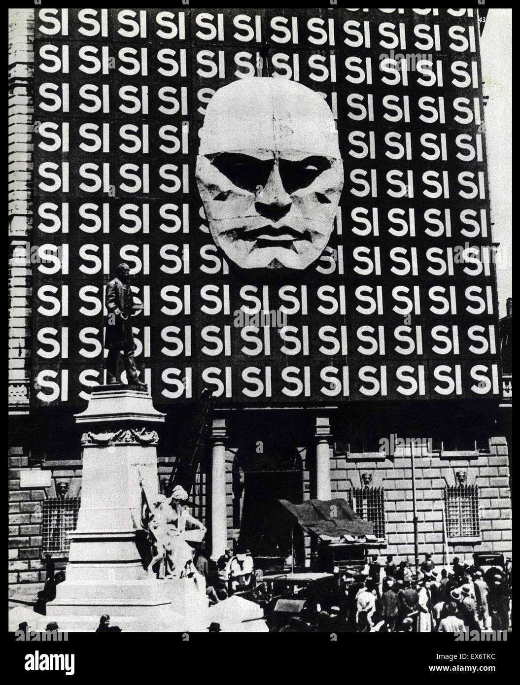 poster depicting Benito Mussolini (1883 – 28 April 1945) Italian politician, journalist, and leader of the National Fascist Party 1935 Stock Photo