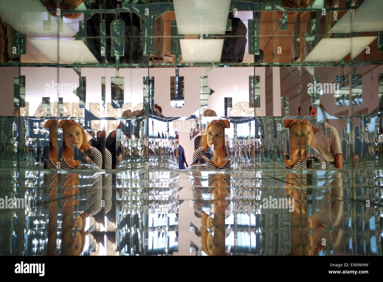 Die Skulptur 'End/Run' (2014) vom US-amerikanischen Künstler Doug Aitken ist am 08.07.2015 im Museum 'Schirn' in Frankfurt am Main (Hessen) zu sehen. Filmarbeiten, Skulpturen und eine große Soundinstallation des US-amerikanischen Multimediakünstlers Aitken sind vom 9. Juli bis zum 27. September 2015 in der Frankfurter 'Schirn' zu sehen und zu hören. Für diese erste deutsche Einzelpräsentation der Werke des Künstlers hat die Schirn ihre komplette Ausstellungsfläche zur Verfügung gestellt. Foto: Fredrik von Erichsen/dpa    (c) dpa - Bildfunk    Stock Photo