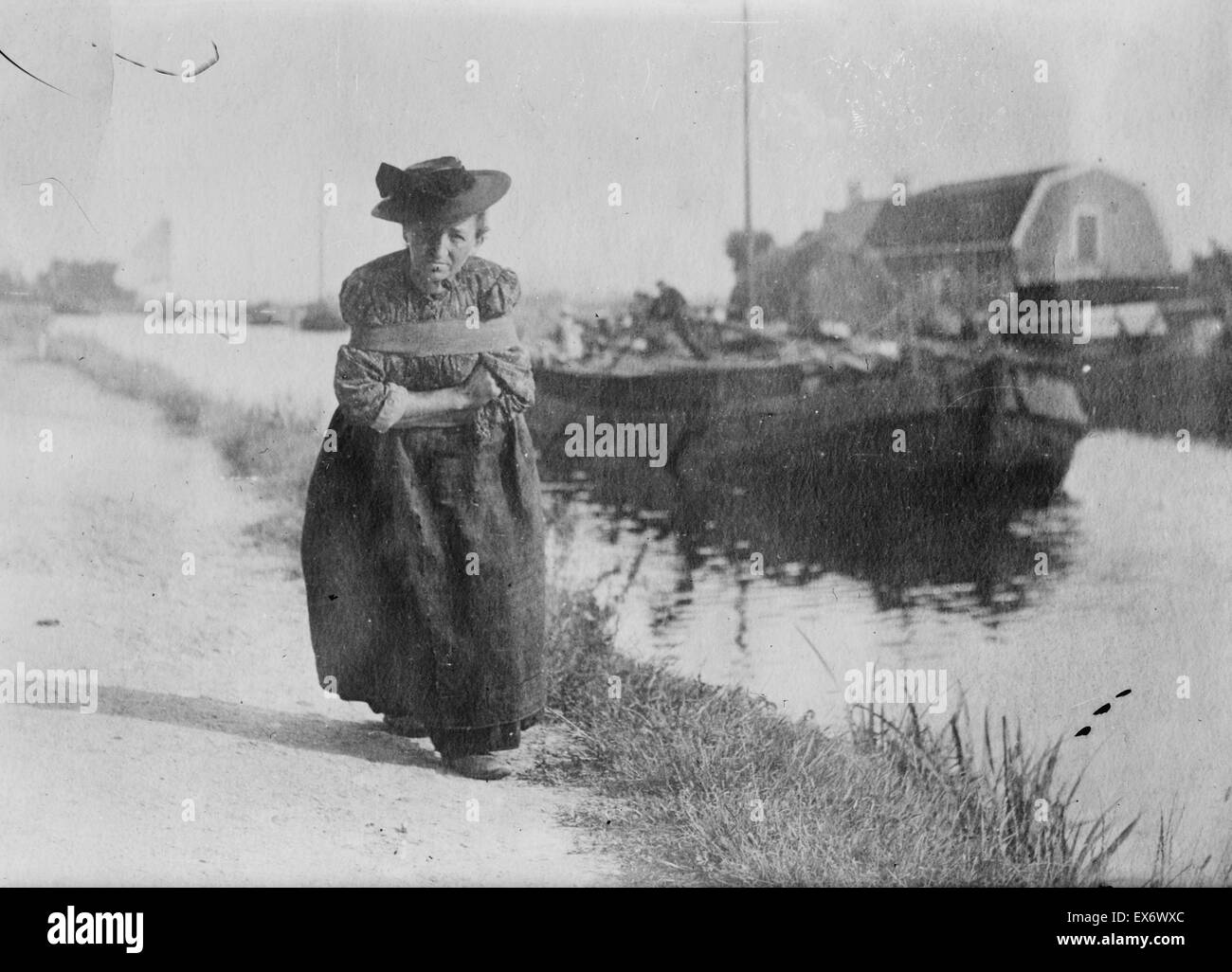 Holland, woman drawing canal boat (pulling). between ca. 1910 and ca. 1915. Stock Photo