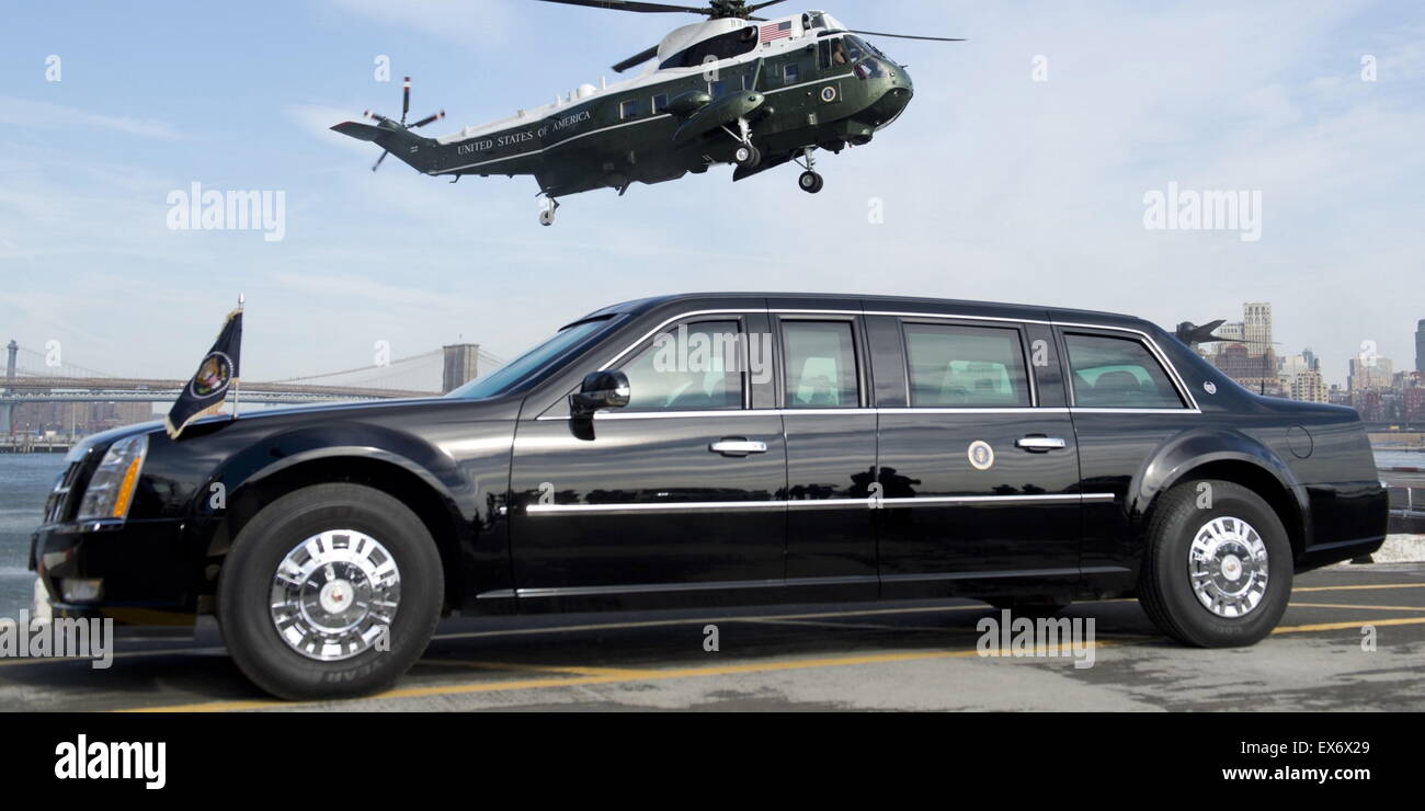 Armoured limousine and Marine One Helicopter of the US President Stock Photo