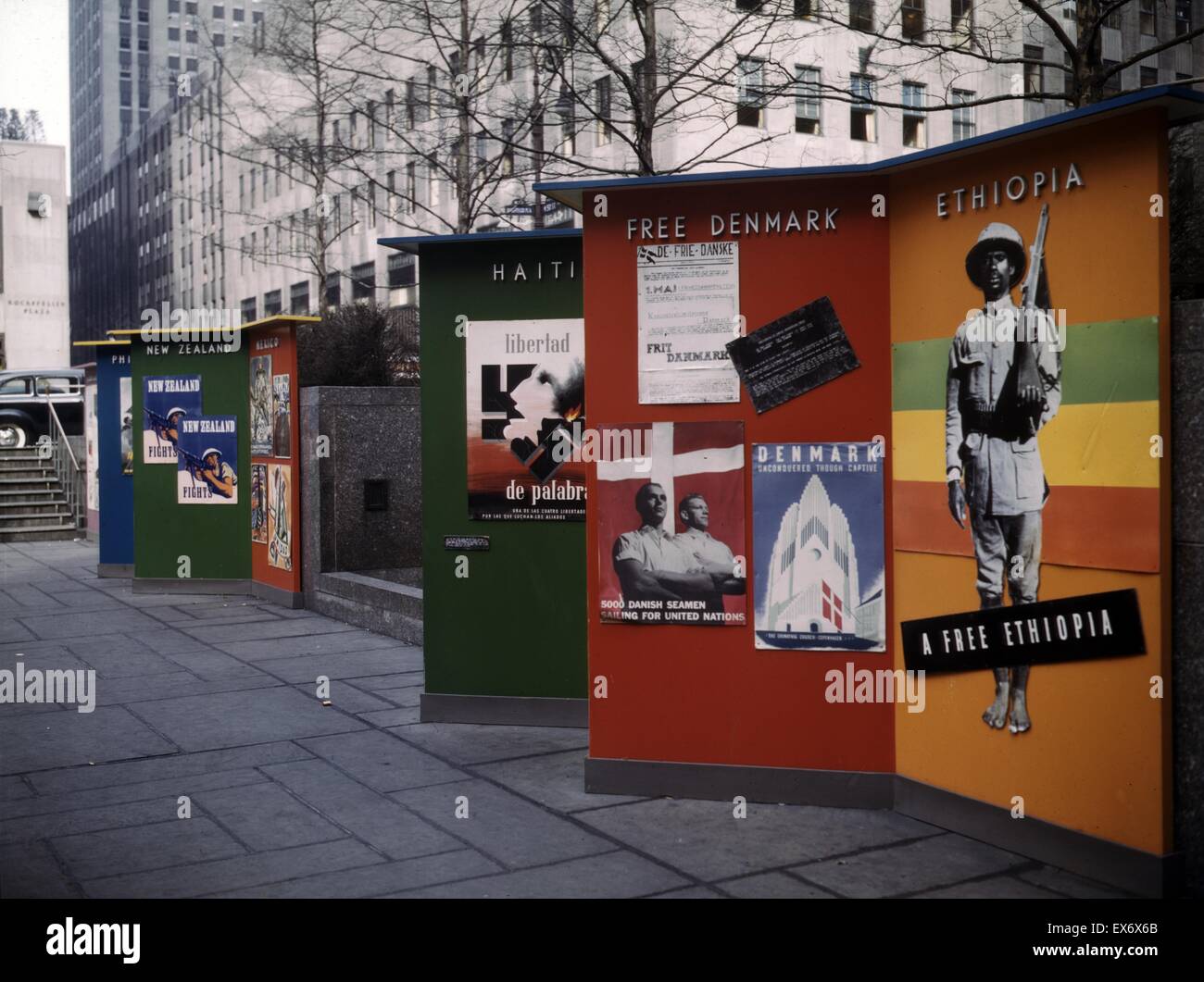 Rockefeller Plaza exhibit for United Nations by OWI, New York, N.Y. Between photographic displays is the Atlantic charter in frame with transmitters at each end and where voices of Roosevelt, Churchill and Chiang Kai-Shek are heard each half hour; surroun Stock Photo