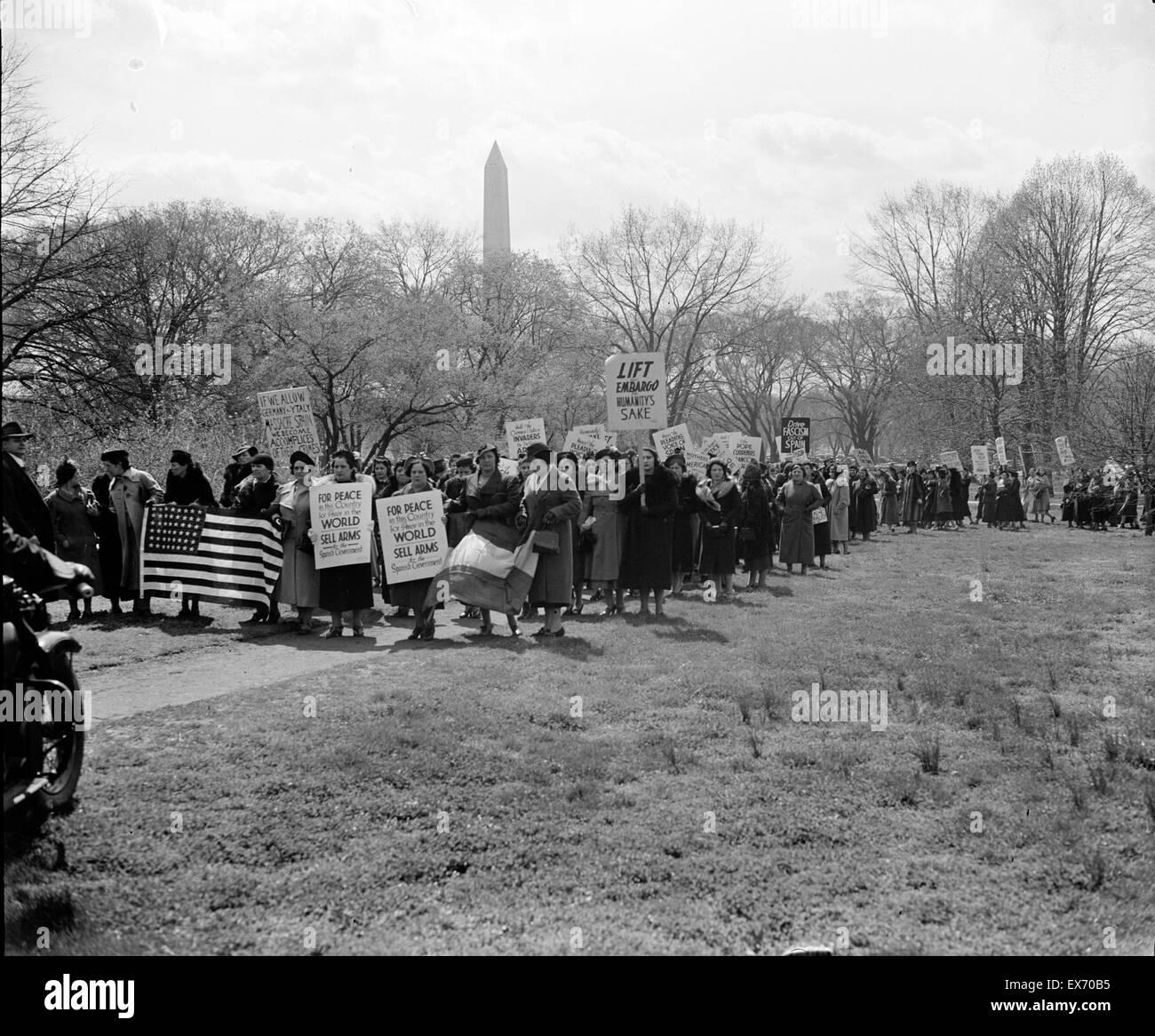 Spanish American women protest in Washington to lift arms embargo 1938 Stock Photo