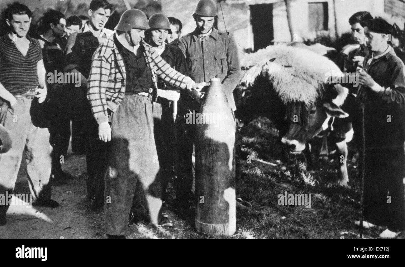 Spanish Civil War, republican soldiers show off unexploded shell fired by the nationalist army near San Sebastian Stock Photo