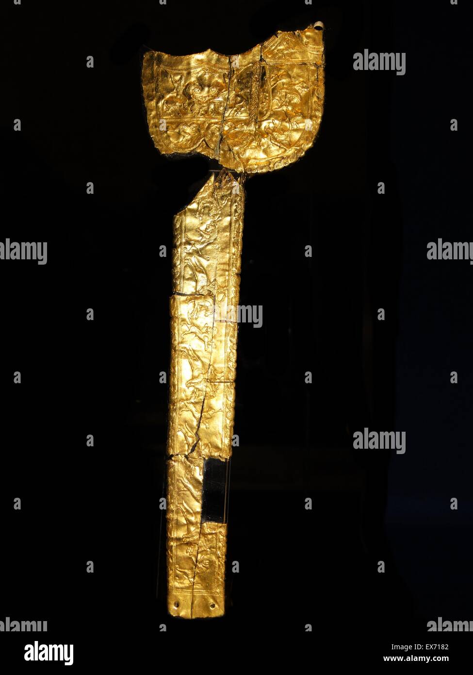 gold scabbard from the Oxus Treasure. The lion hunt scenes show riders in costumes resembling those of eastern Iranians from the provinces of Aria and Parthia. 5th—4th century BC Stock Photo