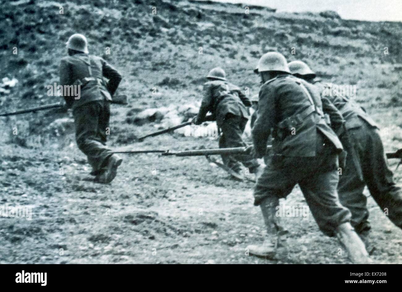 Nationalist soldiers advance with bayonets drawn during a battle in the Spanish Civil War Stock Photo