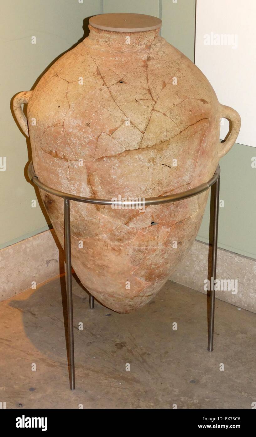 Storage jar from Tell es-Sa‘idiyeh, Late Bronze Age From Stratum XIV 13th century BC. Tell es Sa'idiyeh, is identified as the biblical city of Zarethan, in the central Jordan Valley. Most probably used for containing grain or liquid Stock Photo