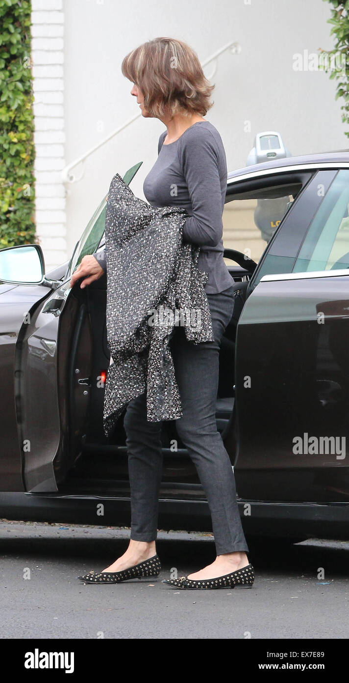 Hot in Cleveland' actress Wendie Malick wearing no makeup shopping in