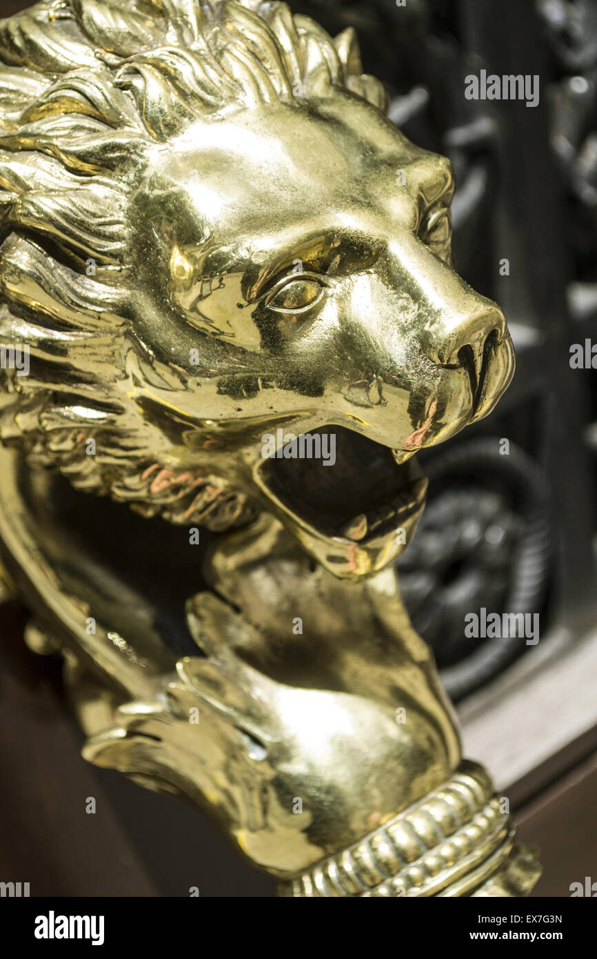 Brass lion statue hi-res stock photography and images - Alamy