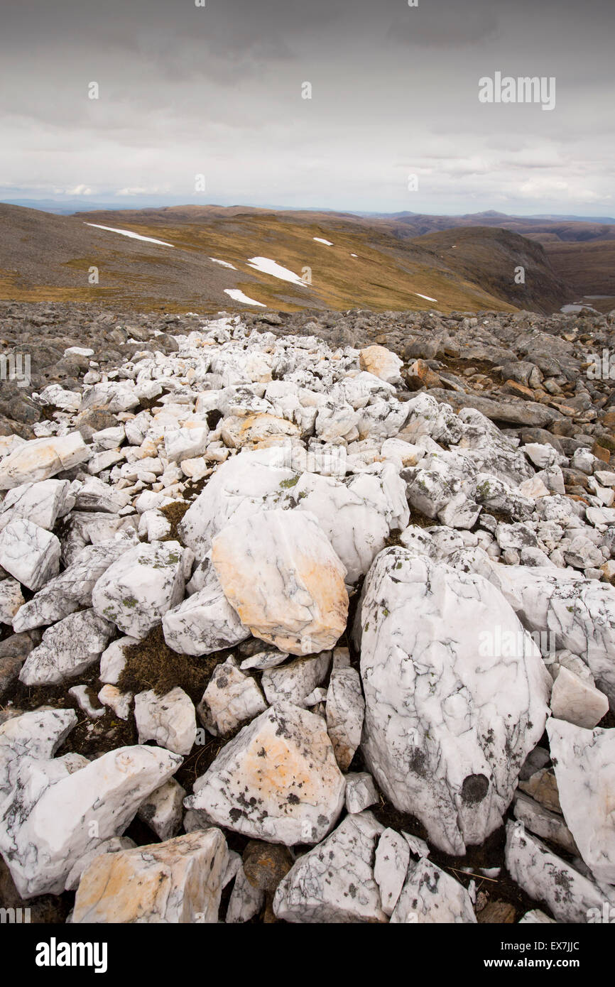 Quartz rocks on the summit of Eididh nan Clach Geala, a Munro near Ullapool, Scotland, UK. Stock Photo