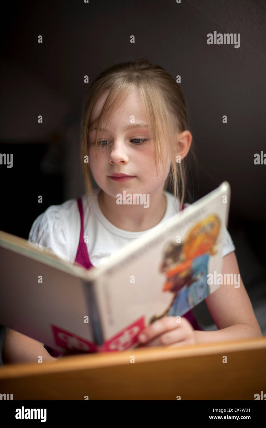 Reading to girl hi-res stock photography and images - Alamy